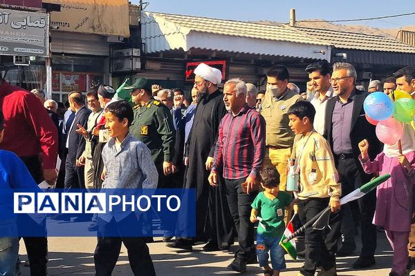 حضور پرشور دانش‌آموزان و فرهنگیان در راهپیمایی روز دانش‌ آموز در باشت 
