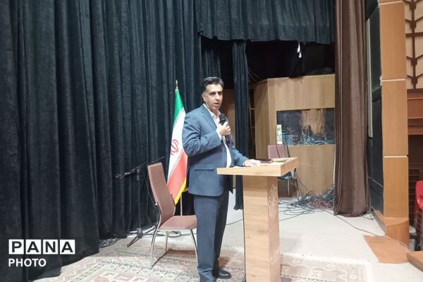 تقدیر از دانش‌آموزان برتر آموزشگاه حاج‌آقا توکلی زرقان