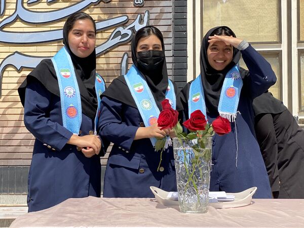 معلمان، مشعل‌داران راه آگاهی در آیینه‌ مهر و خرد