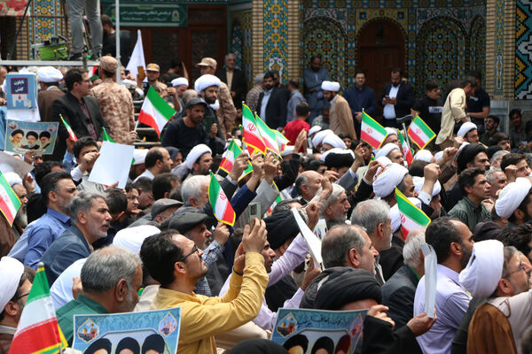 حضور پرشور نوجوانان قمی در آیین استقبال از رئیس جمهوری 