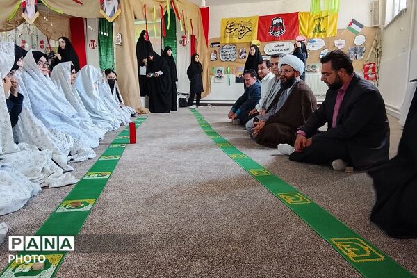 اقامه نماز جماعت در مدرسه شاهد مرضیه با حضور مسئولان آموزش‌وپرورش پاکدشت