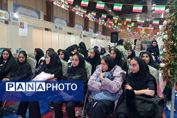 حضور دانش‌آموزان مدرسه طلیعه در نمایشگاه قرآن و عترت مجموعه ورزشی ایثار