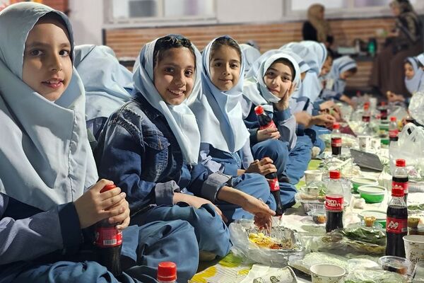 برپایی سفره افطار برای روزه اولی‌ها در دبستان دخترانه ام‌البنین شهرری