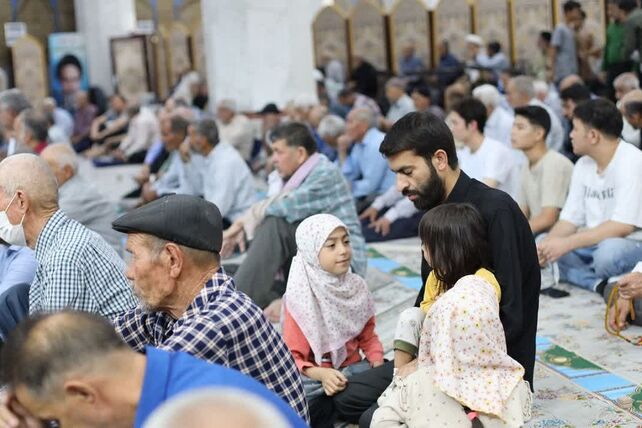 از صفوف نماز تا قاب دوربین؛ گزارش تصویری نمازجمعه باقرشهر و کهریزک 
