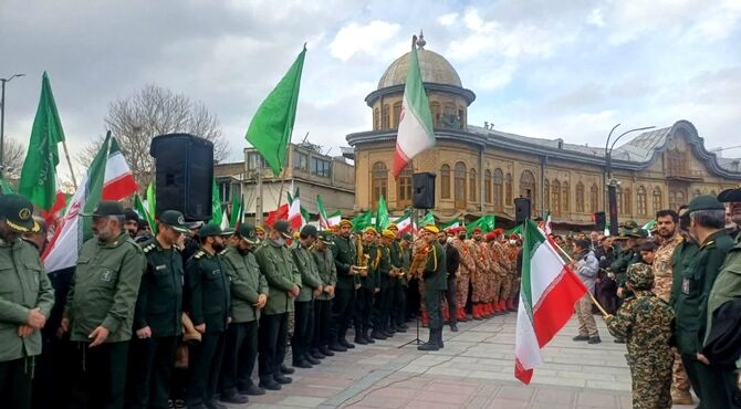 اجتماع باشکوه بیعت با رهبر انقلاب و مراسم تشییع شهیدان در میدان امام خمینی(ره)