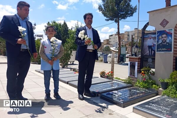 غبارروبی مزار شهدای آستان مقدس امام زاده‌حسن نسیم‌شهر