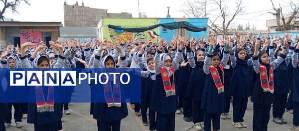  اجرای سرود همگانی (ایرانمون) توسط دانش آموزان مدرسه ناهید نخودی 