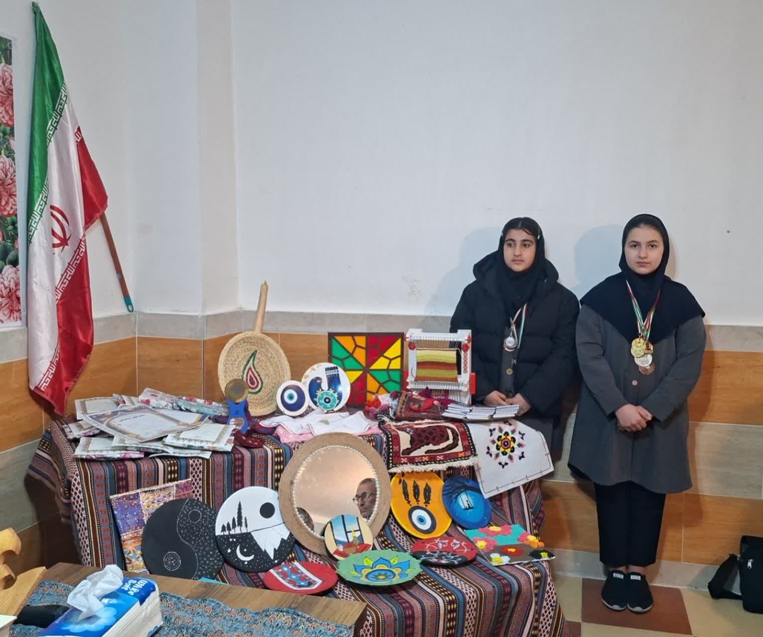 نمایشگاه دست سازه‌های دانش‌آموزی دبیرستان دخترانه ایران مهر اهر