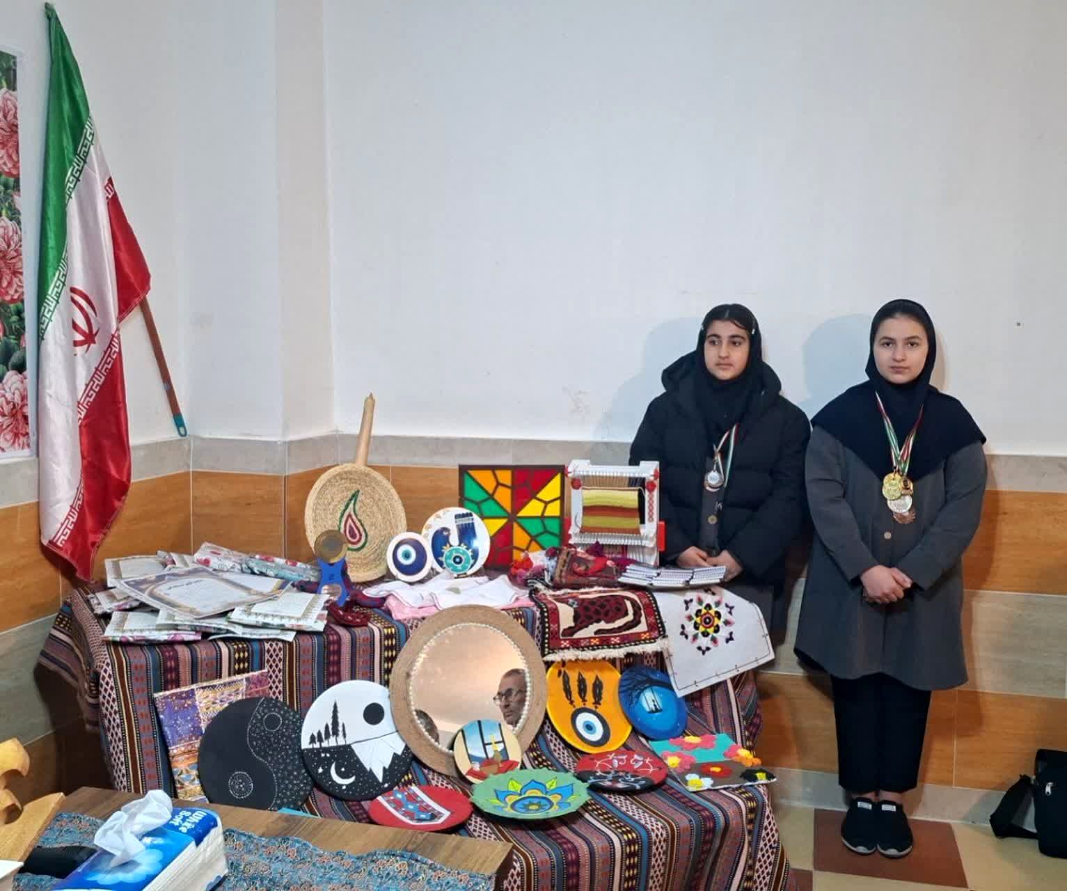 نمایشگاه دست سازه‌های دانش‌آموزی دبیرستان دخترانه ایران مهر اهر