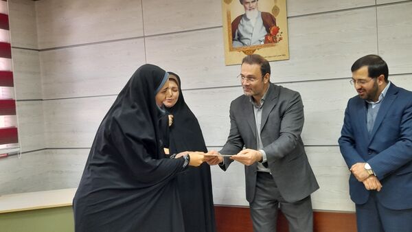 مراسم تجلیل از زحمات بانوان اداره آموزش و پرورش ملارد به مناسبت روز مادر 