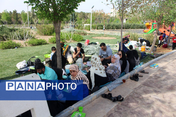 حضور گردشگران روز طبیعت در محوطه باغ‌موزه دفاع مقدس قم