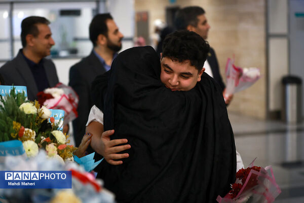 استقبال از کاروان عمره‌گذار دانش‌آموزی از سکوی پروازی تهران