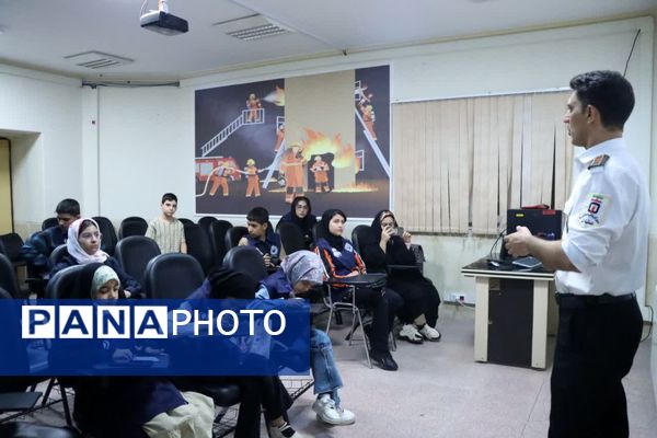 بازدید خبرنگاران پانا ناحیه یک و دو یزد از مرکز شماره ۹ آتشنشانی یزد