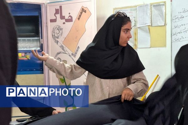 هنرستانی‌ها در نقش تولید کننده، دوخت لباس فرم دانش‌آموزان به دست هنرستانی‌های قدس