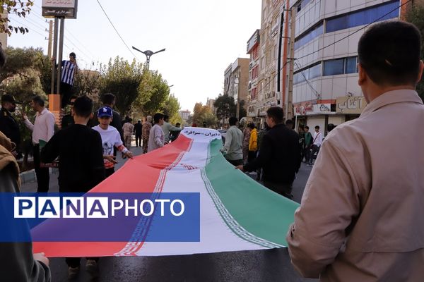 حضور پرشور دانش‌آموزان و مسئولین در راهپیمایی ۱۳ آبان در ناحیه یک بهارستان