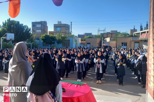آغاز ماه‌مهر و دیدار مجدد دانش‌آموزان و معلمان در مدرسه عزیزالله پزشکی ۲