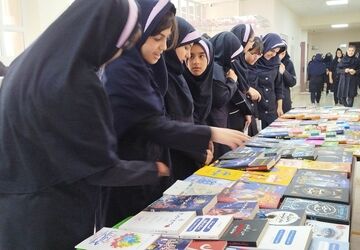 نمایشگاه کتاب دریچه‌ای به سوی دنیای دانایی 