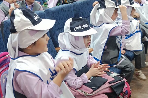 فرهنگ‌سازی با عمل؛ اهدای کلاه ایمنی رایگان در همایش طلایه‌داران ترافیک شهریار