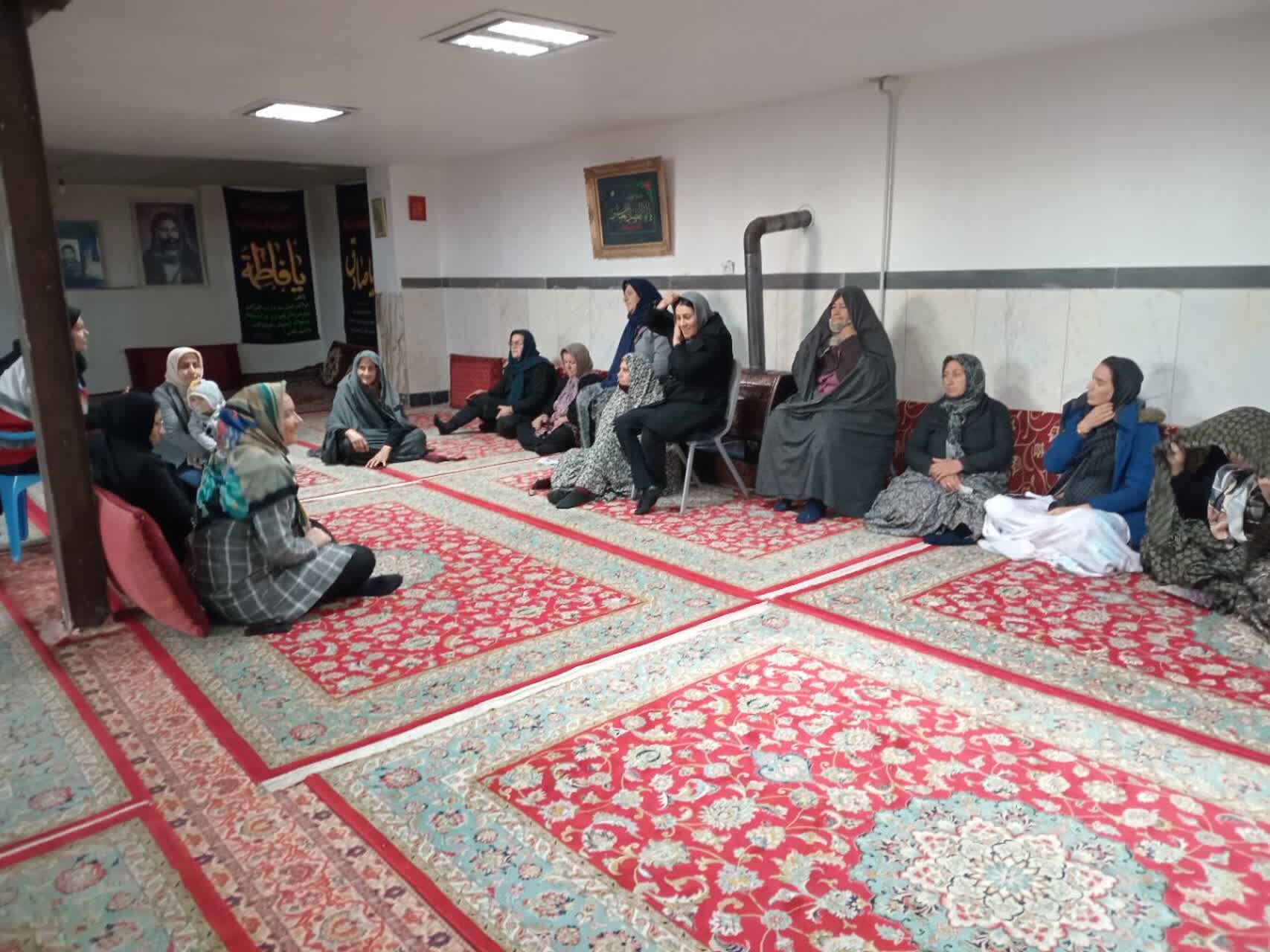 دوره‌ آموزشی‌ هلال‌احمر در پایگاه‌ بسیج مطهره شیروان