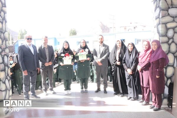 تجلیل مدیر آموزش‌وپرورش از دانش‌آموزان رتبه اول جشنواره نوجوان خوارزمی فیروزکوه