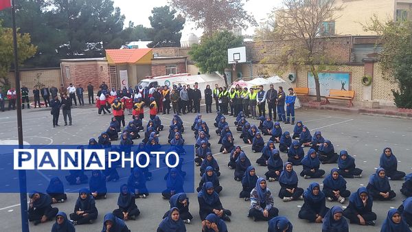 اجرای مانور زلزله با هدف مدرسه ایمن جامعه تاب آور