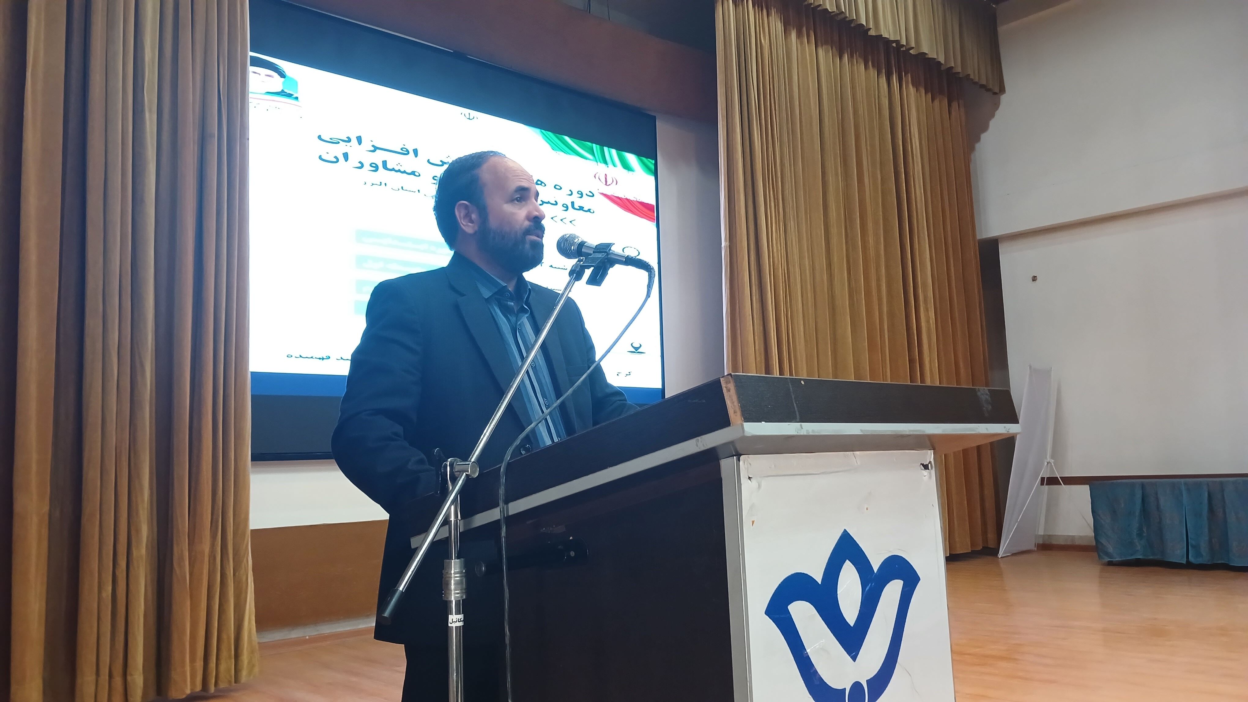 تاحد امکان برای مراسمات مدارس از ظرفیت دانش‌آموزان استفاده کنید 