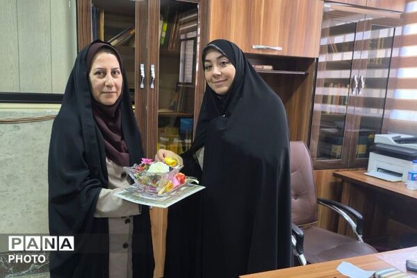 تجلیل روز مشاور و میلاد امام رضا(ع) با تقدیر از همکاران اداره آموزش و پرورش ناحیه یک شهرری