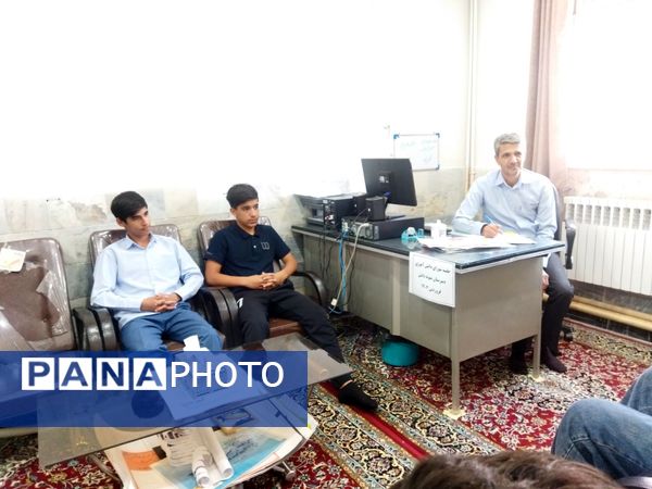 جلسه شورای دانش آموزی در دبیرستان نمونه دانش 