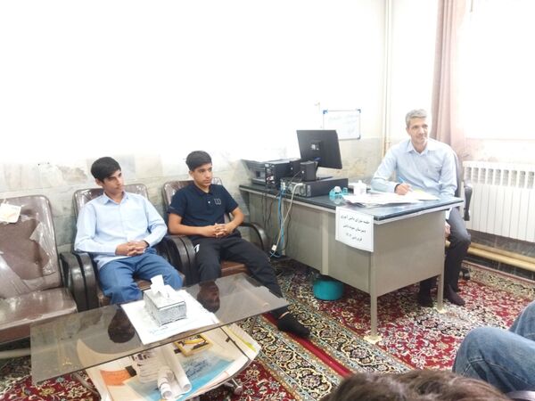 جلسه شورای دانش آموزی در دبیرستان نمونه دانش 