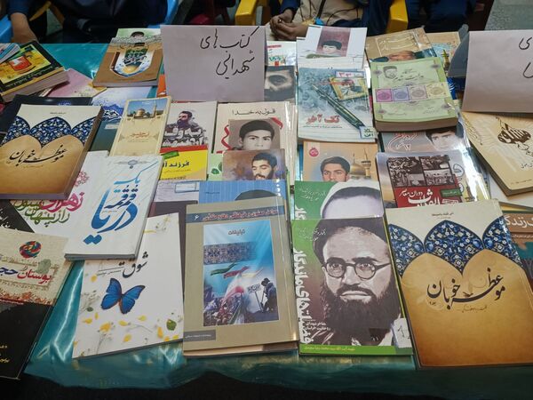 جشن کتاب و مطالعه در دبیرستان دخترانه متوسطه اول 15 خرداد 