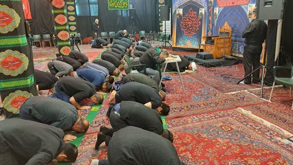 تجمع عظیم عاشقان در روز عاشورا به یاد امام حسین(ع)