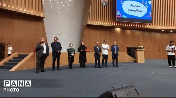 جشن ستارگان برای دانش آموزان دبیرستان شهید اژه‌ای۲