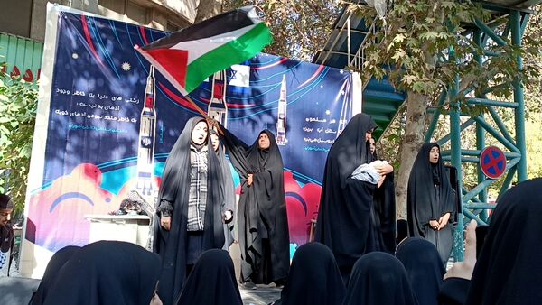 دانش‌آموزان با حضور در راهپیمایی ۱۳ آبان تنفر خود را نسبت به شیاطین امروزی نشان دادند