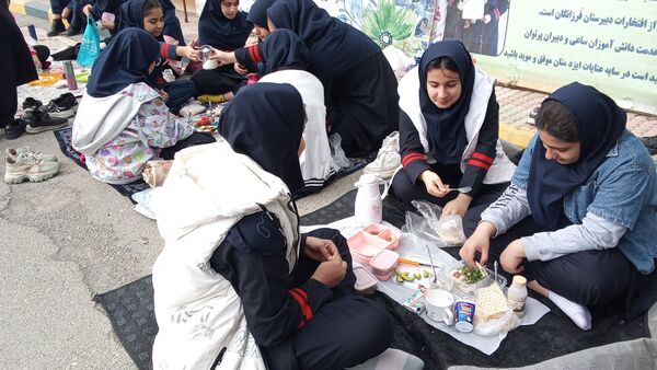 دختران شاد با صبحانه سالم در دبیرستان هیات امنایی فرزانگان ملارد