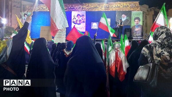 حضور گسترده مردم در تجمعات شبانه عید قربان در میدان جمهوری اسلامی 