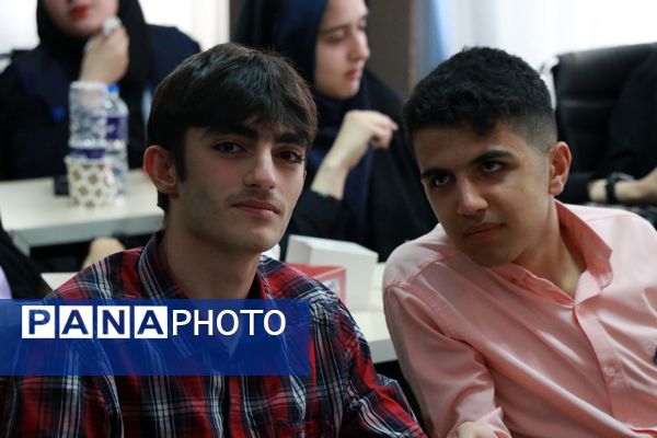 نشست صمیمی دانش‏‌آموز خبرنگاران و نمایندگان مجلس دانش‌آموزی آذربایجان شرقی با علی فلاحتکار