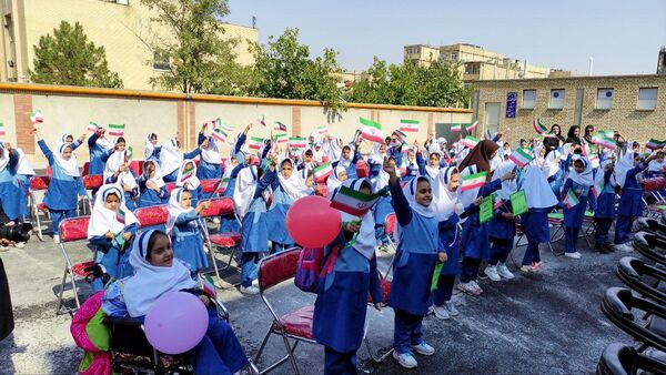 بهره‌برداری از دبستان ۱۲ کلاسه حسن‌زاده در مشهد 