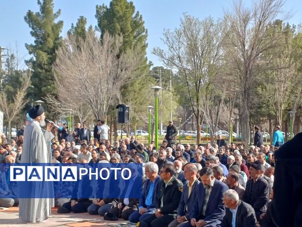 اقامه نماز با شکوه عید فطر به امامت امام جمعه حبیب آباد