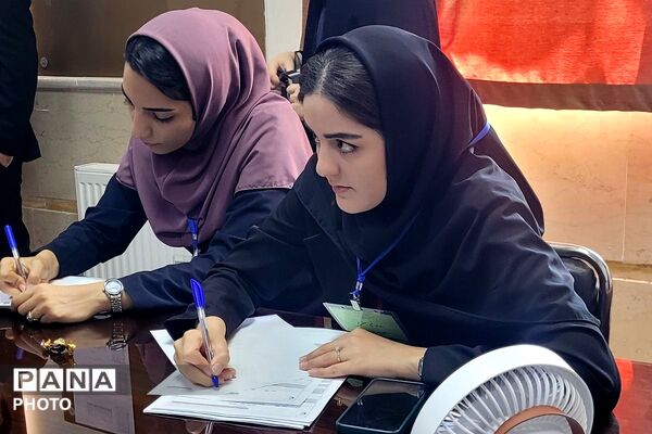 رقابت نخبگان جوان زبان خارجی در دبیرستان فرهنگ