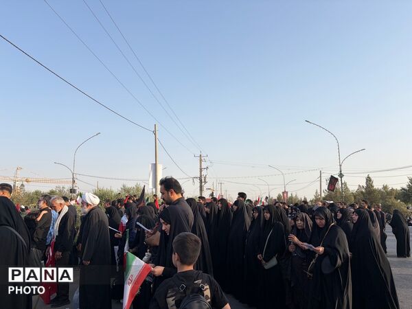  حضور پرشور مردم در وداع و تشییع رهبر انقلاب 