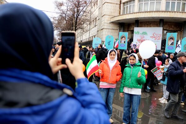 خلاقیت و نشاط دانش‌آموزی در غرفه‌های آموزش و پرورش در مسیر راهپیمایی ۲۲ بهمن