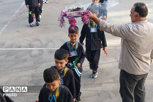 آغاز فصل دانایی؛ لبخند کلاس‌اولی‌ها در جشن شکوفه‌ها