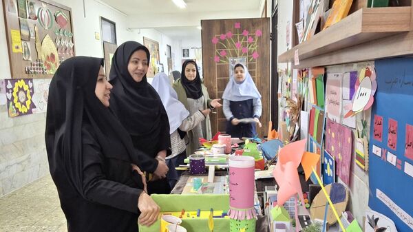 نمایشگاه آثار فرهنگی هنری و دست سازه‌های دانش آموزی در دبستان دخترانه فرهنگیان ۲