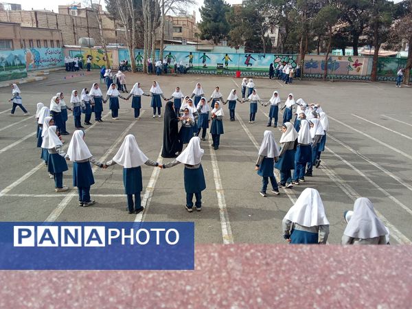 استقبال مدرسه حجاب از ۲۲بهمن 