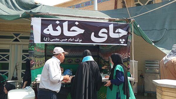 دانش‌آموزان کوهدشتی در خدمت زوار حسینی