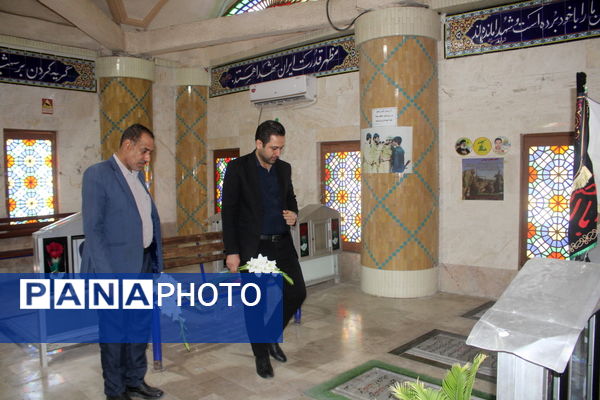 تجدید میثاق مدیر سازمان دانش آموزی استان بوشهر با شهدا