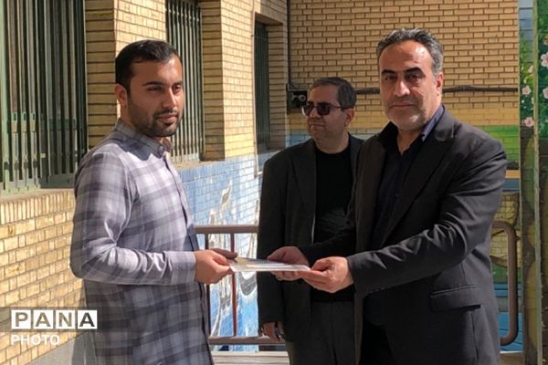 آیین سپاس مربی با حضور پیشتازان سازمان دانش آموزی در ناحیه دو شهرری 
