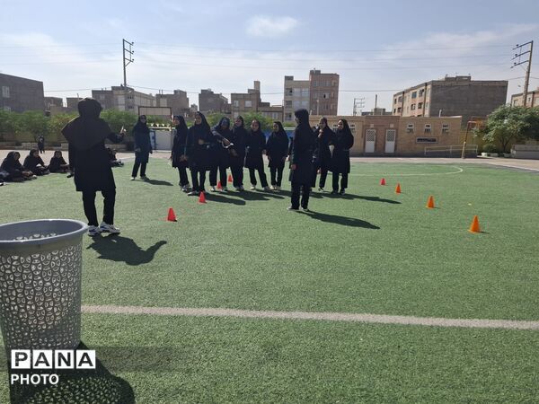 اجرای مسابقات ورزشی در دبیرستان پدران آسمانی 