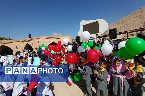 پیش دبستانی‌ها در زرقان تمرین استکبار ستیزی کردند 