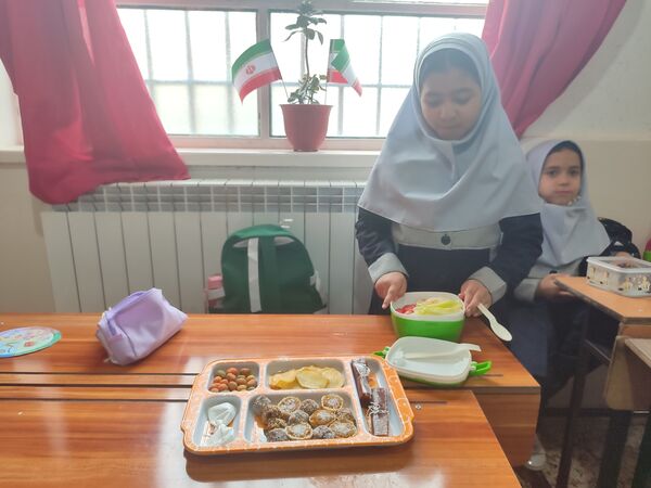  جشنواره غذای سالم در دبستان شاهد حاج تقی آقا بزرگ ناحیه یک مشهد 